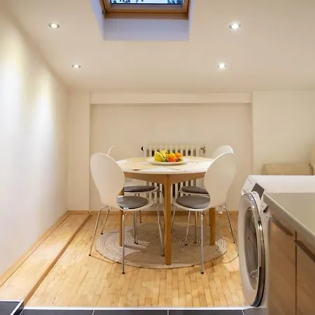 Lovely 2bdr Loft Appartement *